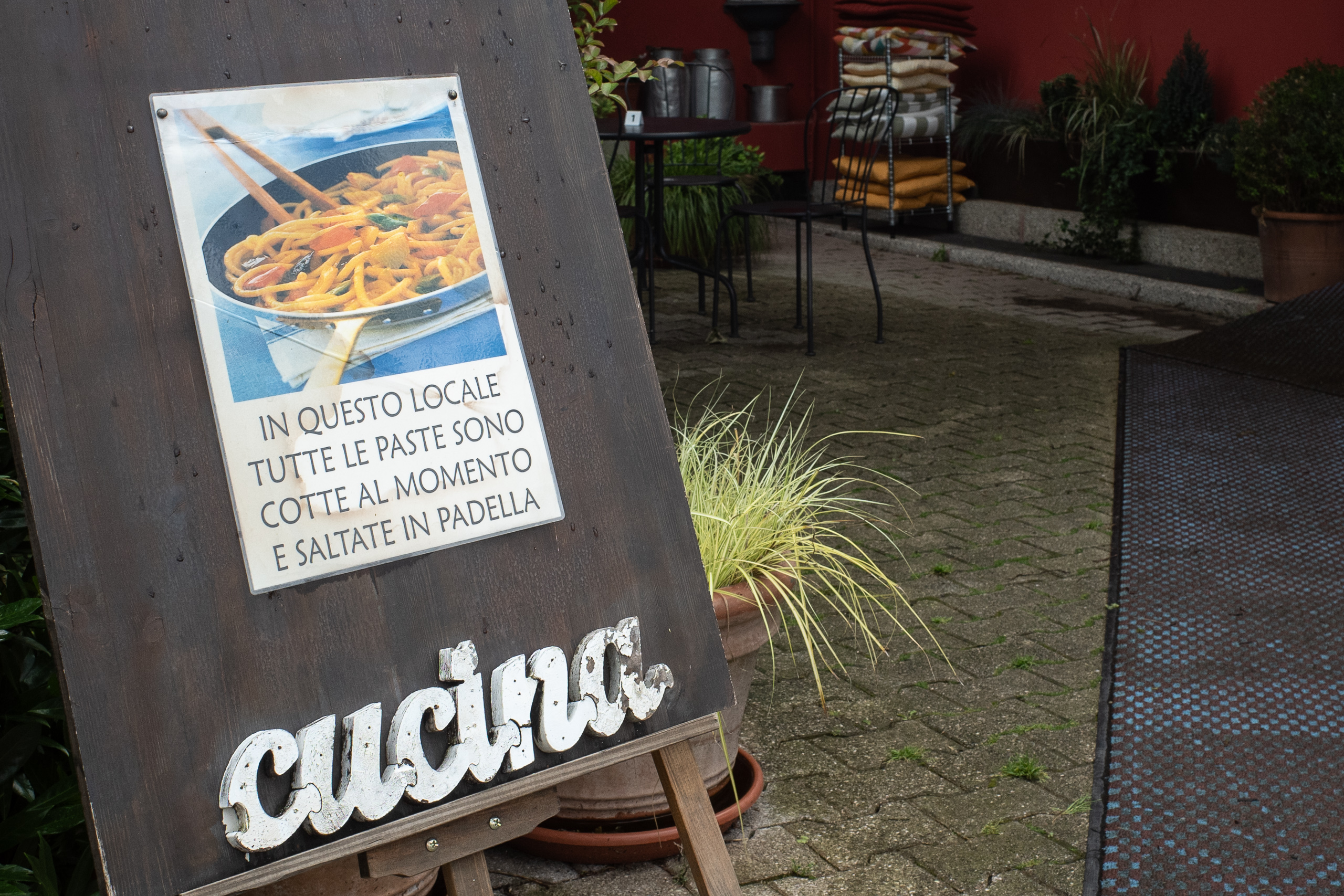 Der Aufsteller der Trattoria verspricht Pasta, frisch in der Pfanne geschwenkt